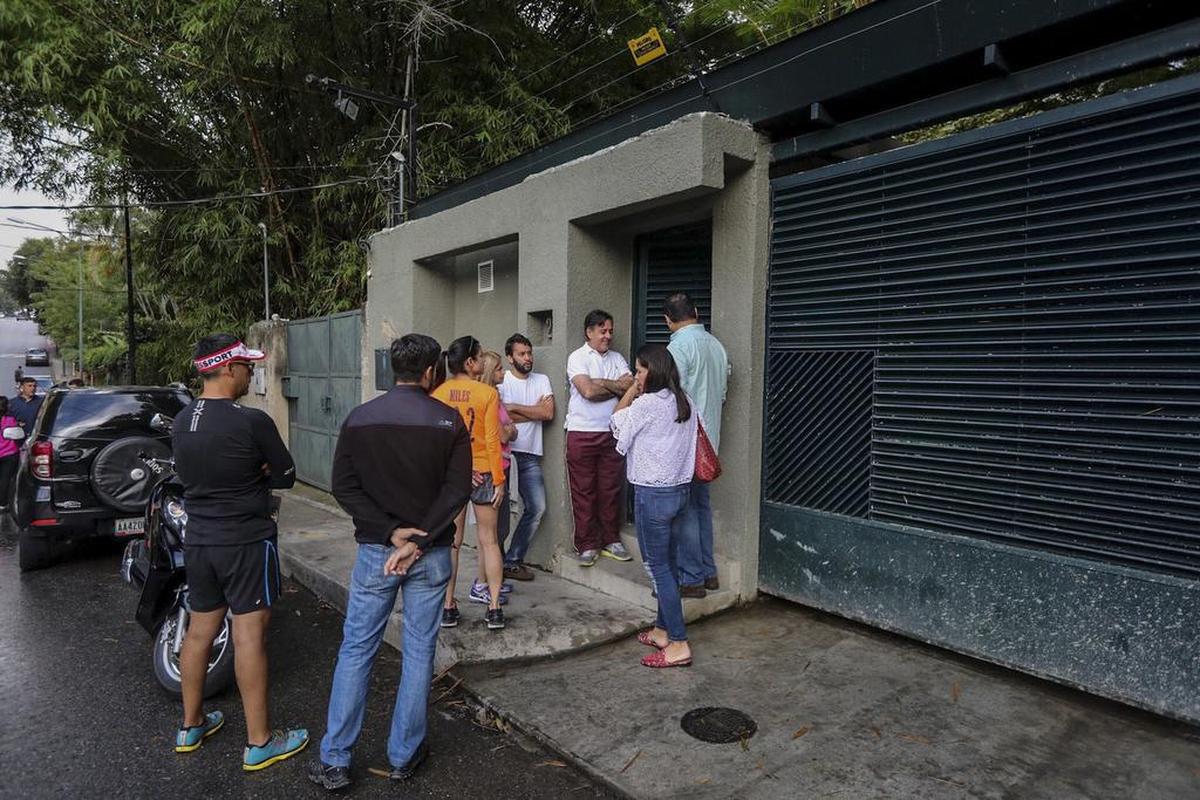 Vista de la entrada de la casa en Caracas del opositor venezolano Leopoldo López, que ha abandonado la cárcel y ha pasado a estar en una situación de "arresto domiciliario".