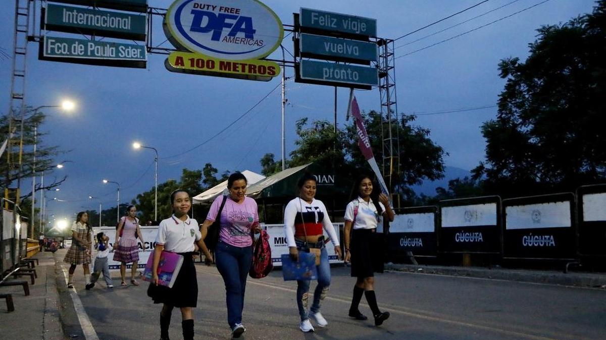 AME5797. CÚCUTA (COLOMBIA), 11/03/2019.- Estudiantes cruzan la frontera entre Venezuela y Colombia, para asistir a clases, por el Puente Internacional Francisco de Paula Santander, este lunes, en Cúcuta (Colombia). Centenares de escolares venezolanos llegaron este lunes a la ciudad colombiana de Cúcuta para retomar sus clases después de que las autoridades del país vecino habilitaran un paso por el puente fronterizo Francisco de Paula Santander para estudiantes y personas que requieren atención médica. EFE/ Schneyder Mendoza