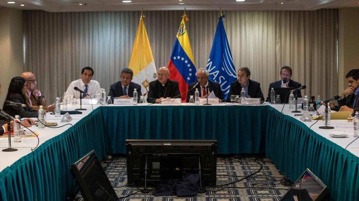 Vista general de representantes de Gobierno de Venezuela y la oposición, con mediadores del Vaticano y Unasur el sábado 12 de noviembre de 2016, en Caracas (Venezuela).