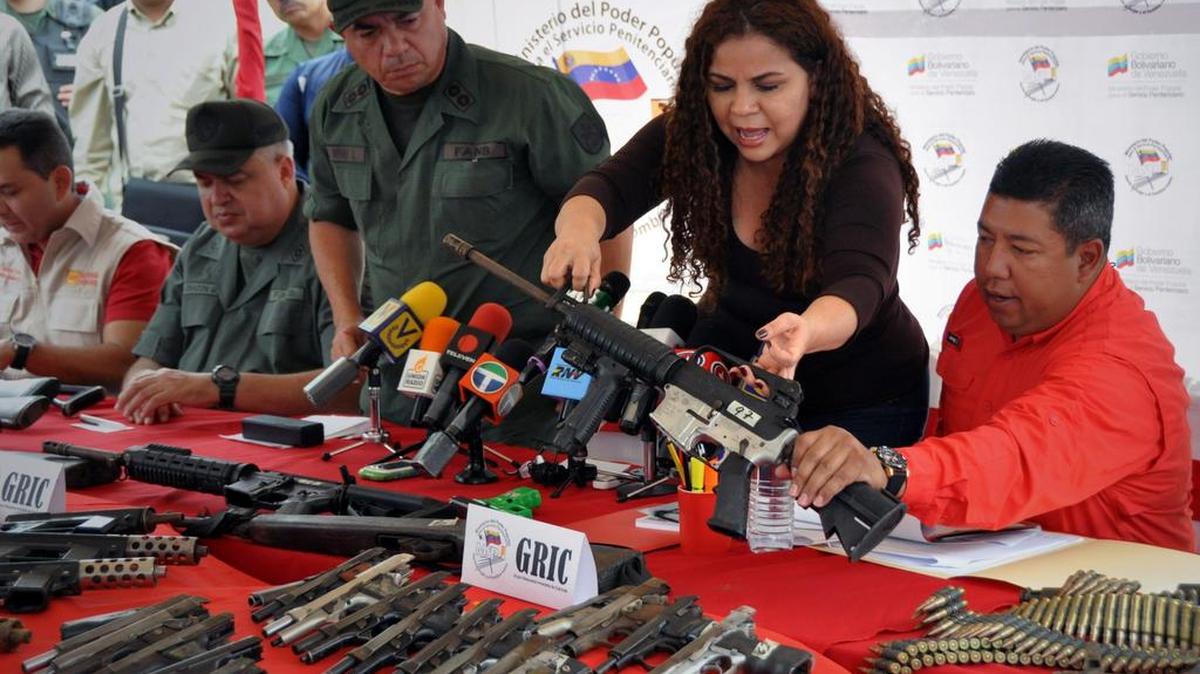La ministra del Servicio Penitenciario, Iris Varela, muestra un rifle durante una conferencia en Barquisimeto, Venezuela. El arma fue incautada en la cárcel de Uribana, tras registrarse la muerte de 58 personas en un motin. Foto de archivo.