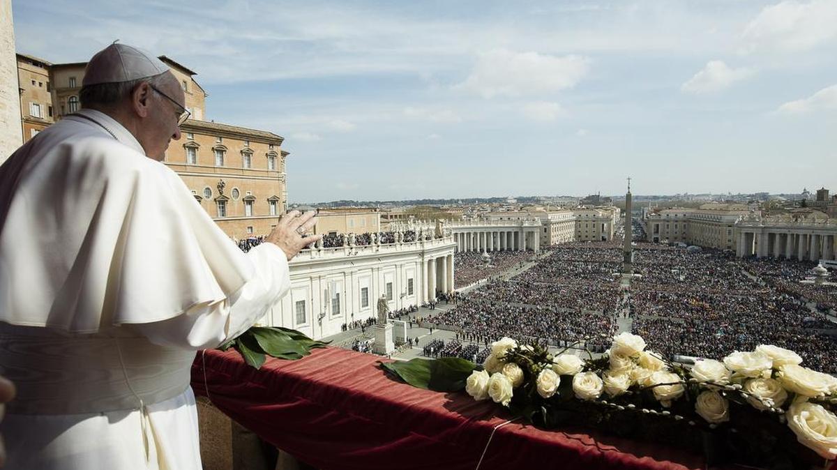 El Papa Francisco saluda a los feligreses en el Vaticano durante su mensaje del domingo de Pascua, este 27 de marzo.
