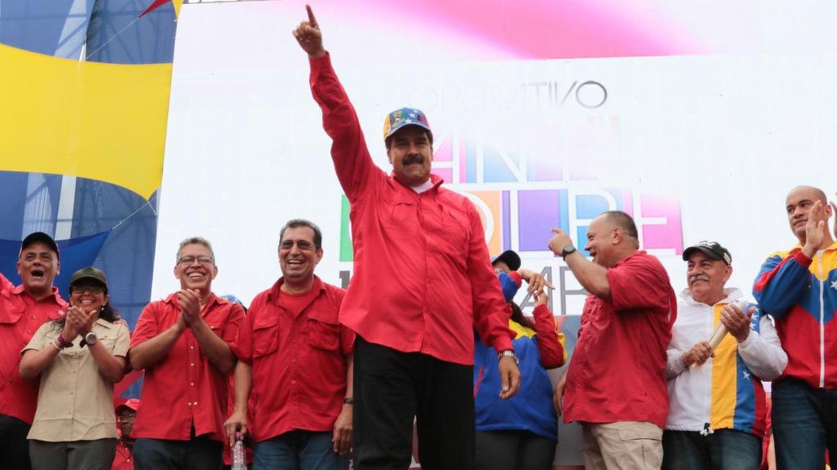 El presidente venezolano, Nicolás Maduro, saluda a simpatizantes durante una concentración el miércoles 19 de abril de 2017, en Caracas (Venezuela).