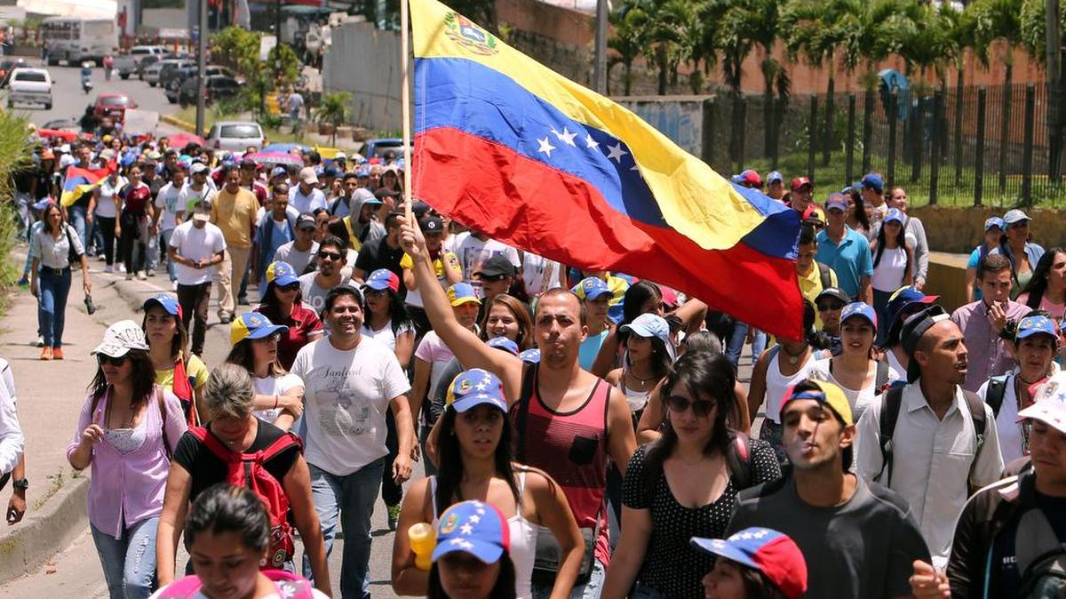 Manifestantes marchan el jueves 25 de mayo de 2017, por las principales vías en San Antonio de los Altos (Venezuela).