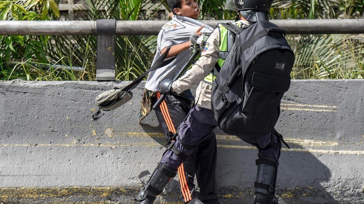 Un agente antidisturbios detiene a un manifestante de una marcha antigubernamental el jueves 1ro de septiembre en Caracas.