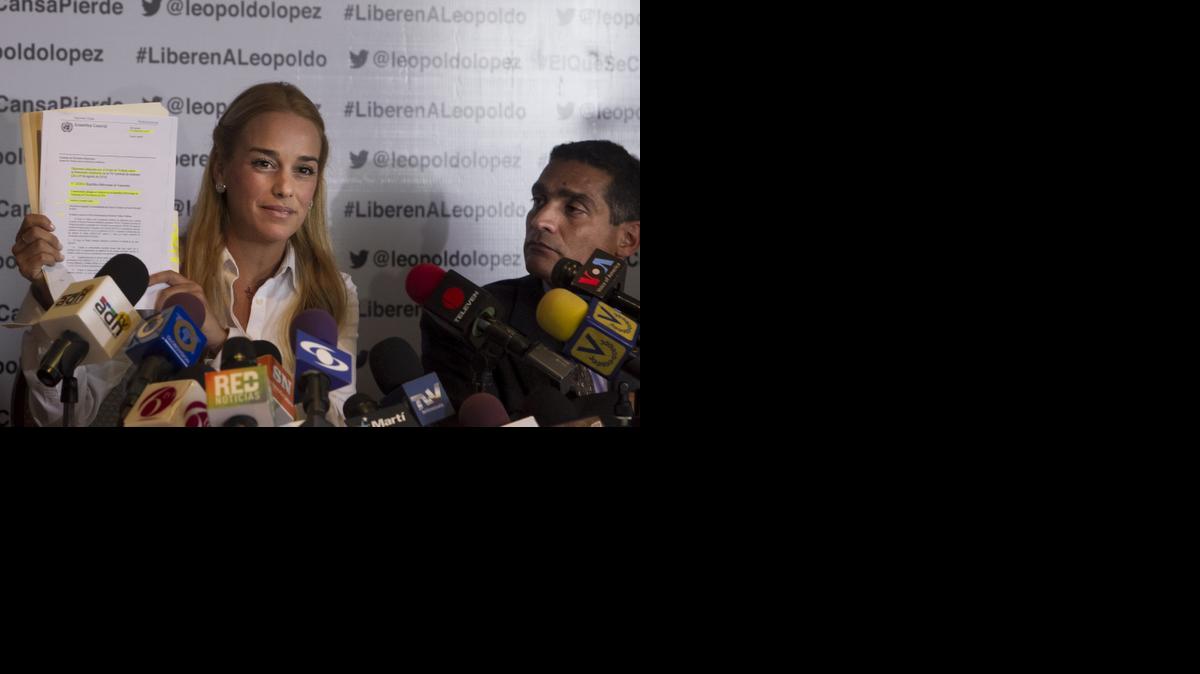 
Lilian Tintori (i), esposa del dirigente de la oposición venezolana Leopoldo López, acompañada del abogado Juan Carlos Gutiérrez (d), hablan durante una reuda de prensa el jueves 9 de octubre de 2014, en la ciudad de Caracas (Venezuela). 
