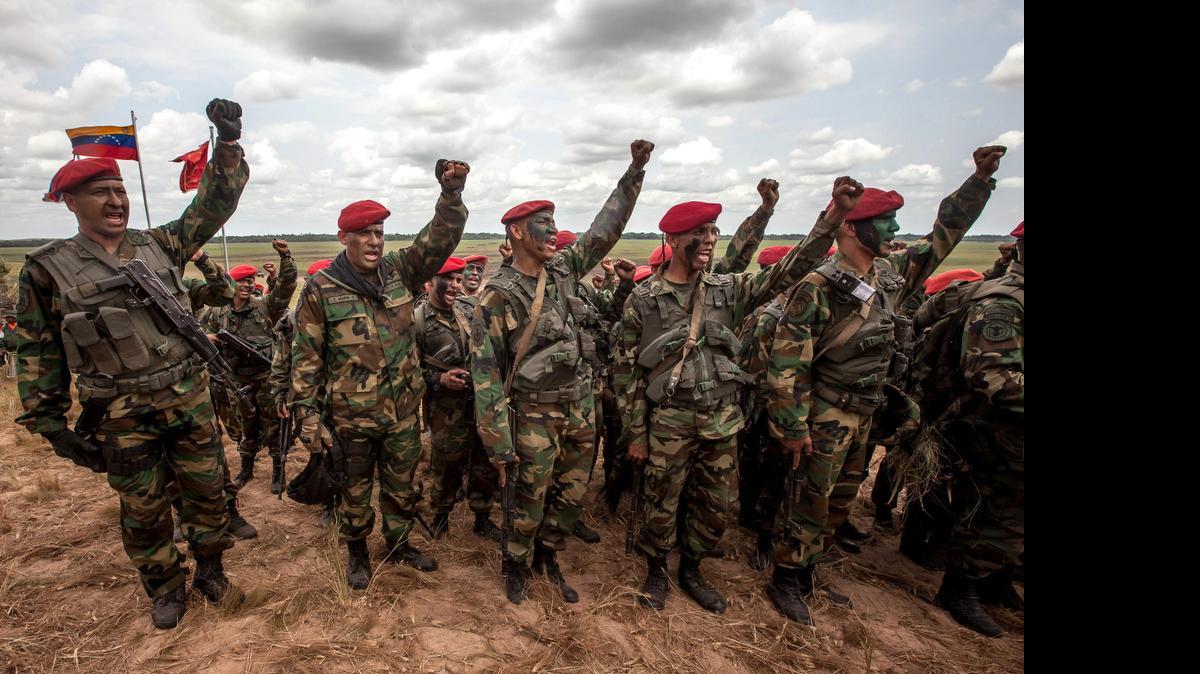 
Efectivos del ejército venezolano son vistos hoy, viernes 24 de abril 2015, en ejercicios militares denominados "Huracán de la patria" del Ejército Bolivariano de Venezuela en el marco de la II fase "Escudo Soberano 2015", en la ciudad de Elorza (Venezuela).
