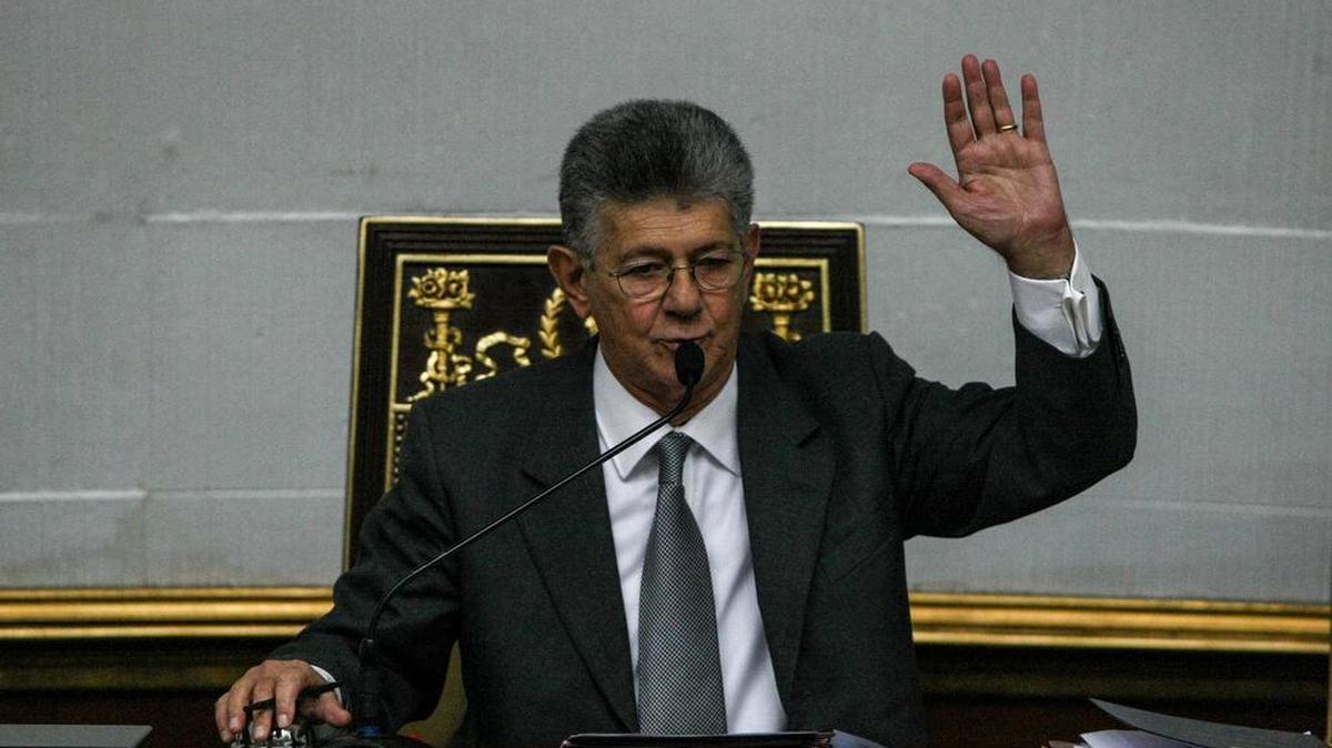 El presidente de la Asamblea Nacional de Venezuela, Henry Ramos Allup, habla este martes 25 de octubre de 2016, en Caracas, Venezuela.