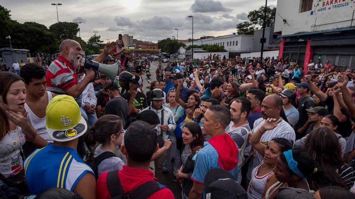 Una multitud protesta para exigir alimentos el martes 14 de junio de 2016, en el sector popular Catia, en Caracas (Venezuela).