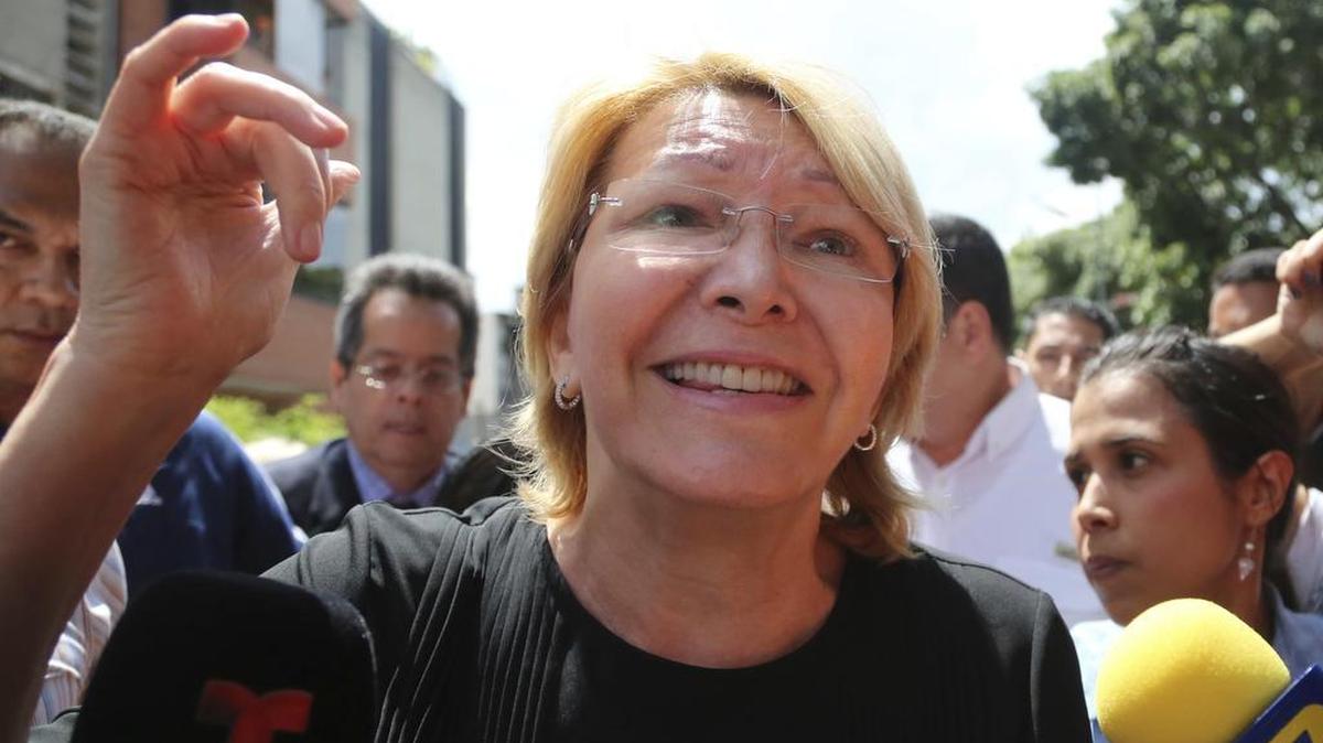 La fiscal general venezolana, Luisa Ortega Díaz, habla con los medios de comunicación fuera de su oficina después de que las fuerzas de seguridad cercaron la entrada, en Caracas, Venezuela, el sábado 5 de agosto de 2017.