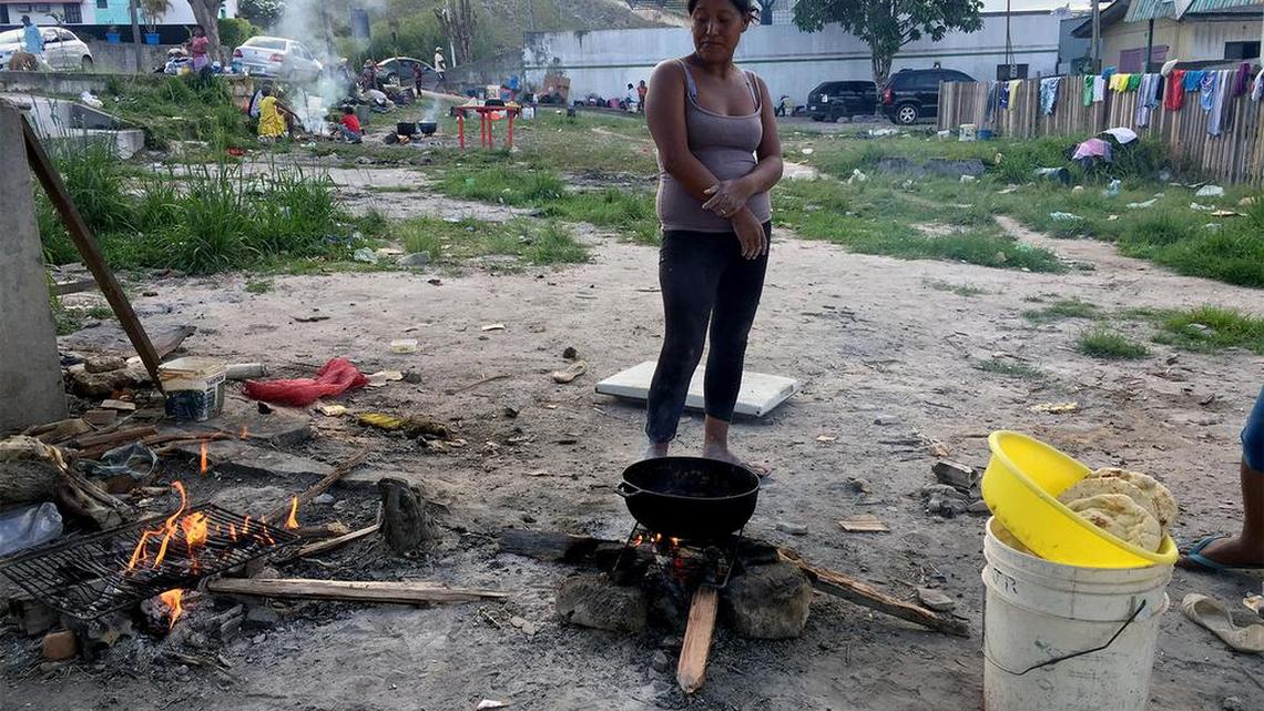 Fotografía sin fechar, cedida por Human Rights Watch, de una mujer miembro de la tribu Warao de Venezuela en un lote abandonado al lado de la estación de atubues de Pacaraima, Brasil, donde se encuentra junto con otros 100 miembros de su comunidad.