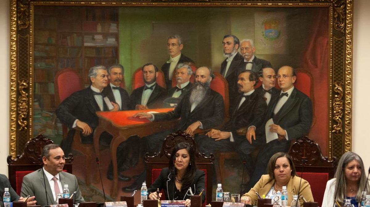 La presidenta del Tribunal Supremo de Justicia de Venezuela Gladys Gutiérrez (c) preside una reunión con los magistrados recién designados por la Asamblea Nacional (AN) el miércoles 23 de diciembre de 2015, en Caracas (Venezuela).