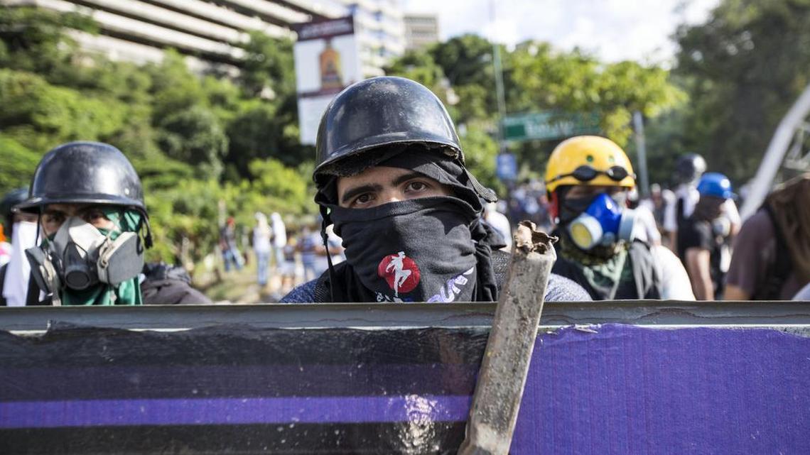 Manifestantes opositores bloquean una calle en rechazo a las elecciones de la Asamblea Nacional Constituyente el domingo 30 de julio de 2017, en la Plaza Altamira de Caracas (Venezuela).