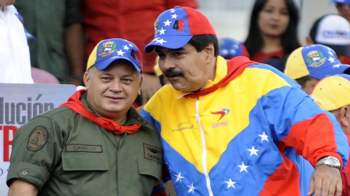 
Las intensiones de la cúpula del régimen de Caracas de mantenerse en el poder a toda costa, pese a la crisis económica, generan el escenario para un violento desenlace de la crisis venezolana, advierte informe estadounidense. En la foto, los máximos dirigentes del proceso revolucionario, Diosdado Cabello (izq.) y Nicolás Maduro conmemoran el intento de golpe de Estado emprendido en 1992 por el fundador del movimiento, el fallecido Hugo Chávez.

