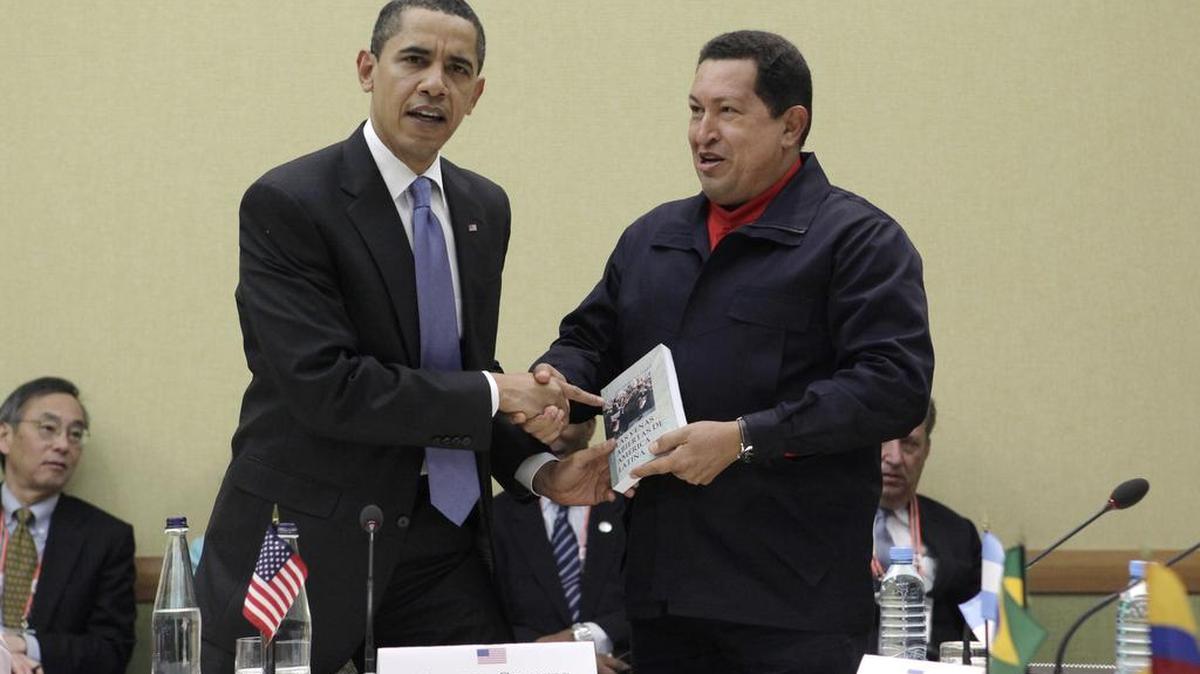 El presidente de Venezuela, Hugo Chávez, a la derecha, da al presidente Barack Obama el libro titulado "Las venas abiertas de América Latina" del escritor uruguayo Eduardo Galeano el sábado 18 de abril de 2009 en Puerto España, Trinidad y Tobago.