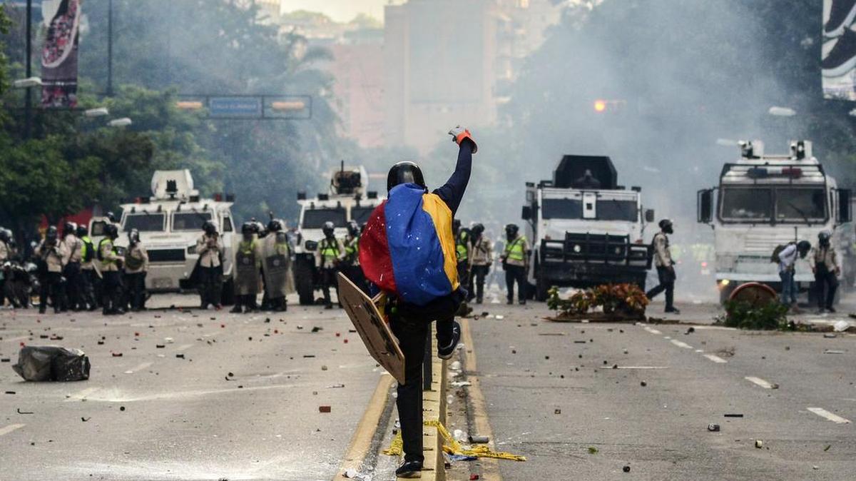 Los manifestantes venezolanos y seguidores del presidente Nicolas Maduro salen a las calles el sábado mientras una crisis política mortal se desarrolla en un país dividido, al borde de la parálisis.
