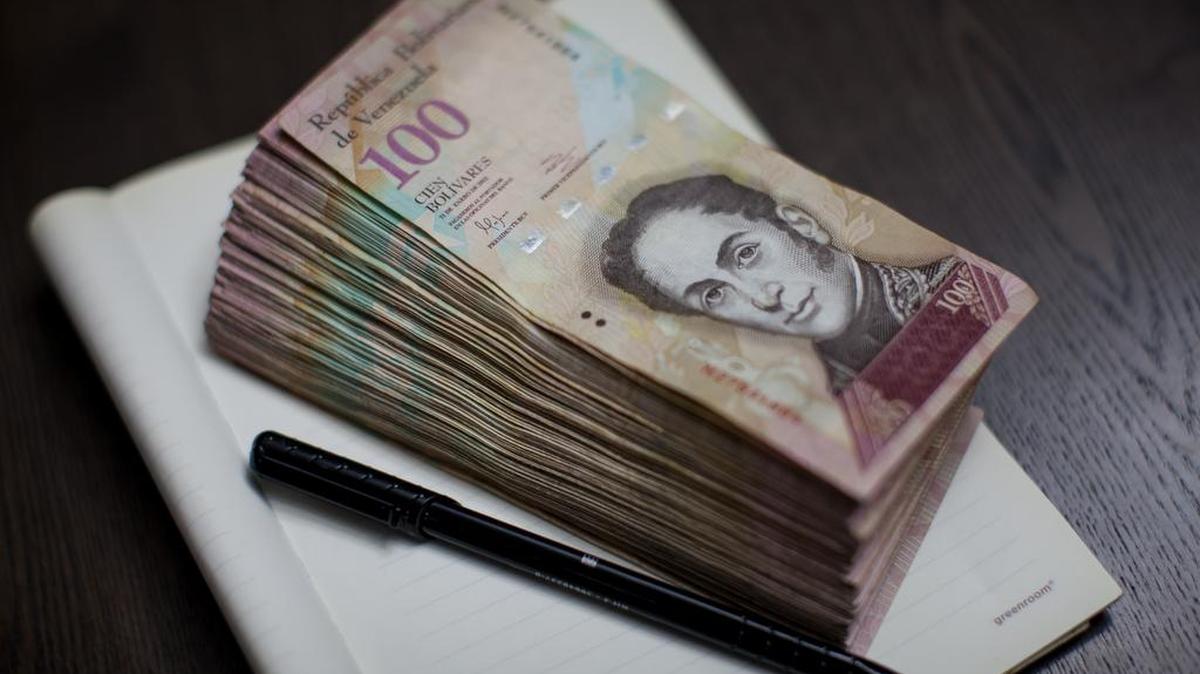 Conseguir dinero en efectivo en Venezuela, imprescindible para pagar multitud de servicios como los taxis, las comidas en la calle o los productos de la reventa, se ha convertido en una ardua tarea para la que cada venezolano debe reservar una buena parte de su tiempo.