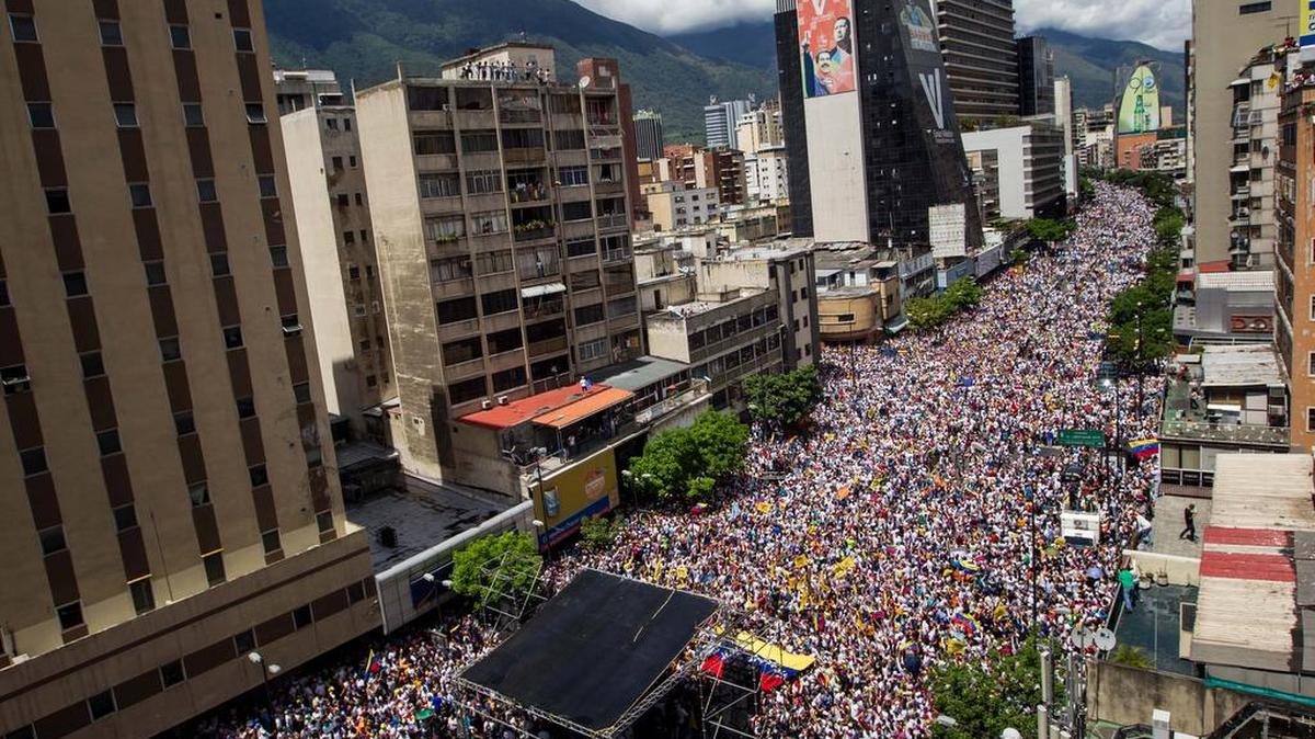 Miles de personas participan el jueves 1 de septiembre de 2016, en una manifestación denominada "Toma de Caracas", una marcha convocada hace semanas por la alianza de partidos Mesa de la Unidad Democrática (MUD) para presionar al Poder Electoral por la agenda del referendo.