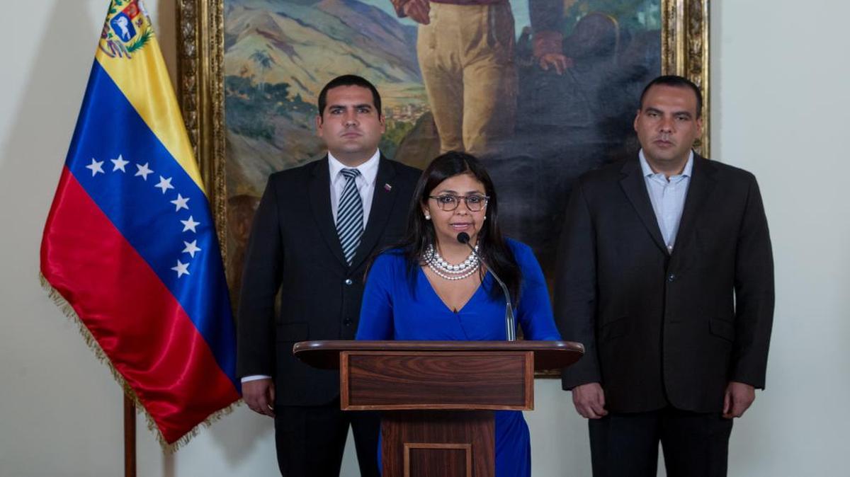 La ministra de Relaciones Exteriores de Venezuela, Delcy Rodríguez (centro) habla a los periodistas, el viernes 4 de marzo en Caracas.