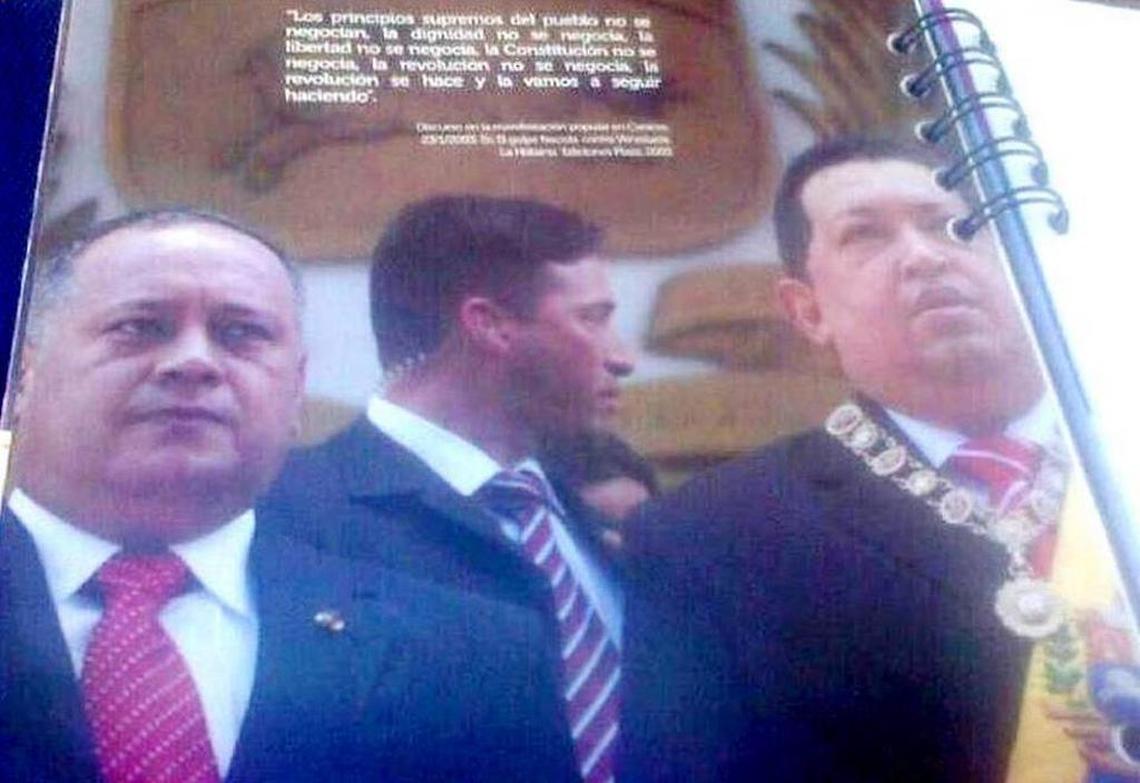 Leamsy Salazar (centro) es el principal testigo de la fiscalía de Manhattan en las investigaciones por narcotráfico del presidente de la Asamblea Nacional de Venezuela, Diosdado Cabello (izq.). El régimen de Nicolás Maduro ha negado que el hombre número dos del chavismo esté siendo investigado, citando para ello las declaraciones del presunto portavoz de la Casa Blanca, Jim Luers. La Casa Blanca negó la existencia de Luers el jueves 4 de junio de 2015.