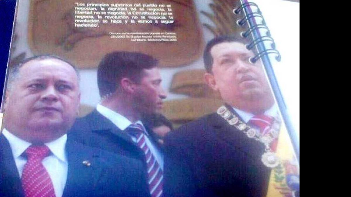 
Leamsy Salazar (centro) es el principal testigo de la fiscalía de Manhattan en las investigaciones por narcotráfico del presidente de la Asamblea Nacional de Venezuela, Diosdado Cabello (izq.). El régimen de Nicolás Maduro ha negado que el hombre número dos del chavismo esté siendo investigado, citando para ello las declaraciones del presunto portavoz de la Casa Blanca, Jim Luers. La Casa Blanca negó la existencia de Luers el jueves 4 de junio de 2015. 
