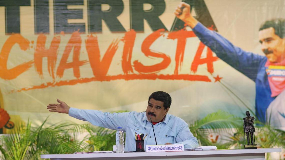 Fotografía cedida por Prensa de Miraflores del presidente de Venezuela, Nicolás Maduro, participando en su programa de televisión "En contacto con Maduro" el martes 24 de noviembre del 2015, en Cojedes (Venezuela). 