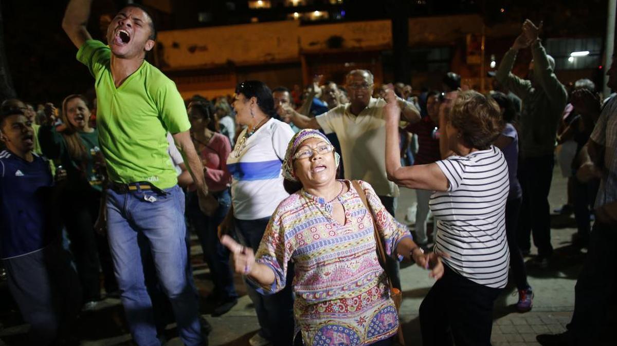 Simpatizantes de la oposición celebran el cierre de un centro electoral el domingo en Caracas, Venezuela.