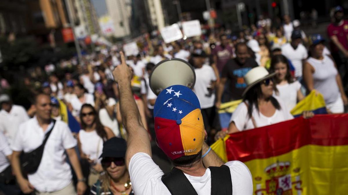 Manifestantes con las banderas de Venezuela y España protestan contra el gobierno de Nicolás Maduro el domingo en Madrid.