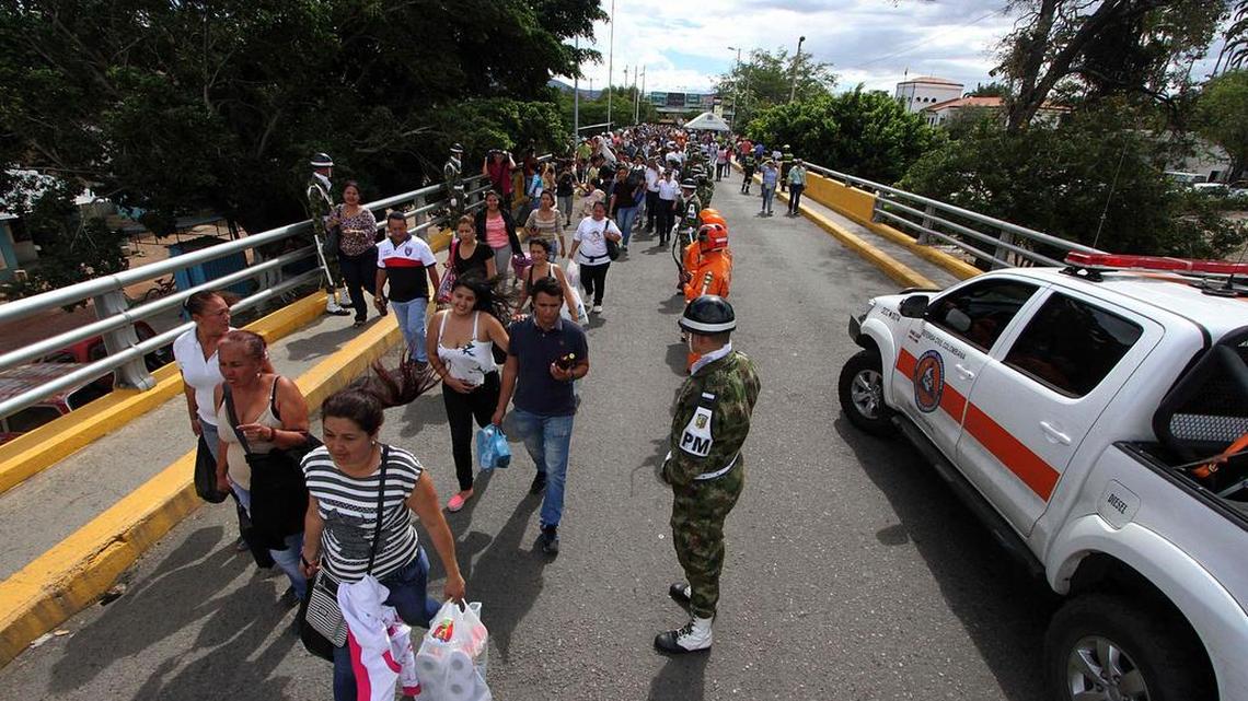 Venezolanos que transportan víveres cruzan el puente Simón Bolívar de Cúcuta en Colombia de regreso a San Antonio de Táchira en Venezuela, el 17 de julio de 2016.