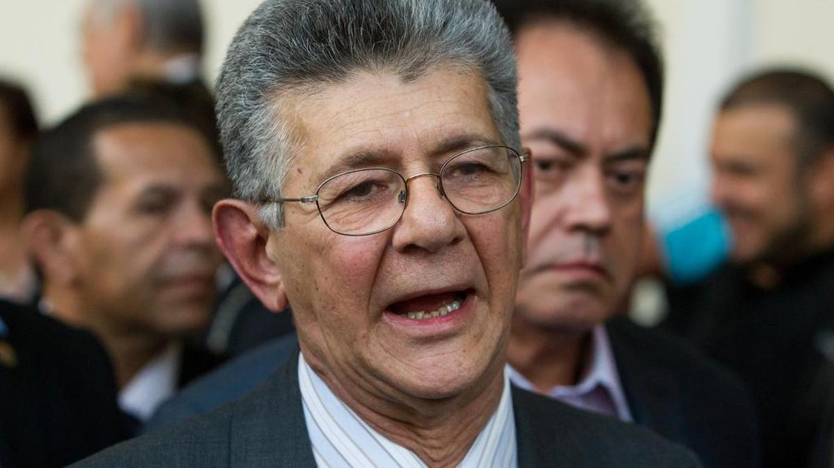 El presidente de la Asamblea Nacional Henry Ramos Allup habla con periodistas el jueves 21 de enero de 2016, en la ciudad de Caracas (Venezuela).