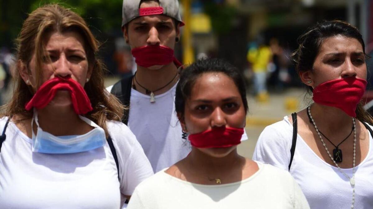 Activistas de la oposición marchan este sábado 22 de abril de 2017 hacia la sede de la Conferencia Episcopal en Caracas.