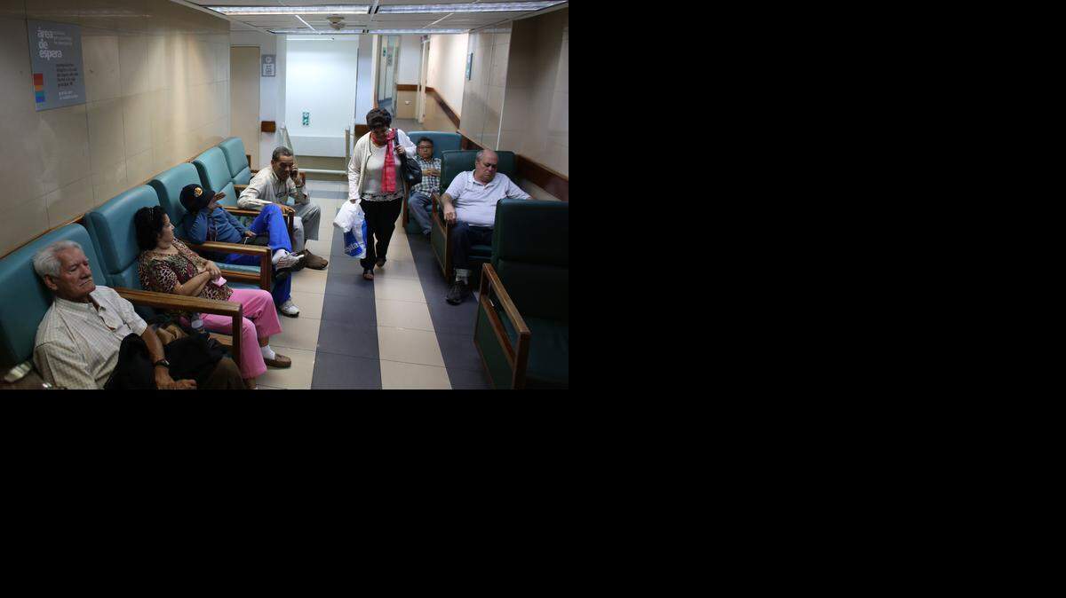 Foto de archivo. Un grupo de pacientes espera su turno para ser atendidos en el Centro Médico de Caracas en esta foto del pasado 20 de agosto de 2014. 
