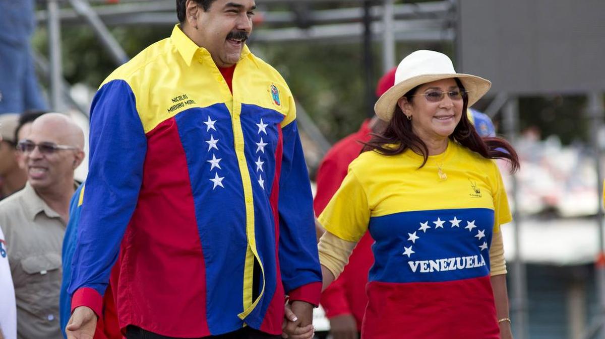 El presidente de Venezuela, Nicolás Maduro, y la primera dama Cilia Flores salto durante el mitin de cierre de campaña en Caracas, Venezuela, el jueves 3 de diciembre de 2015.
