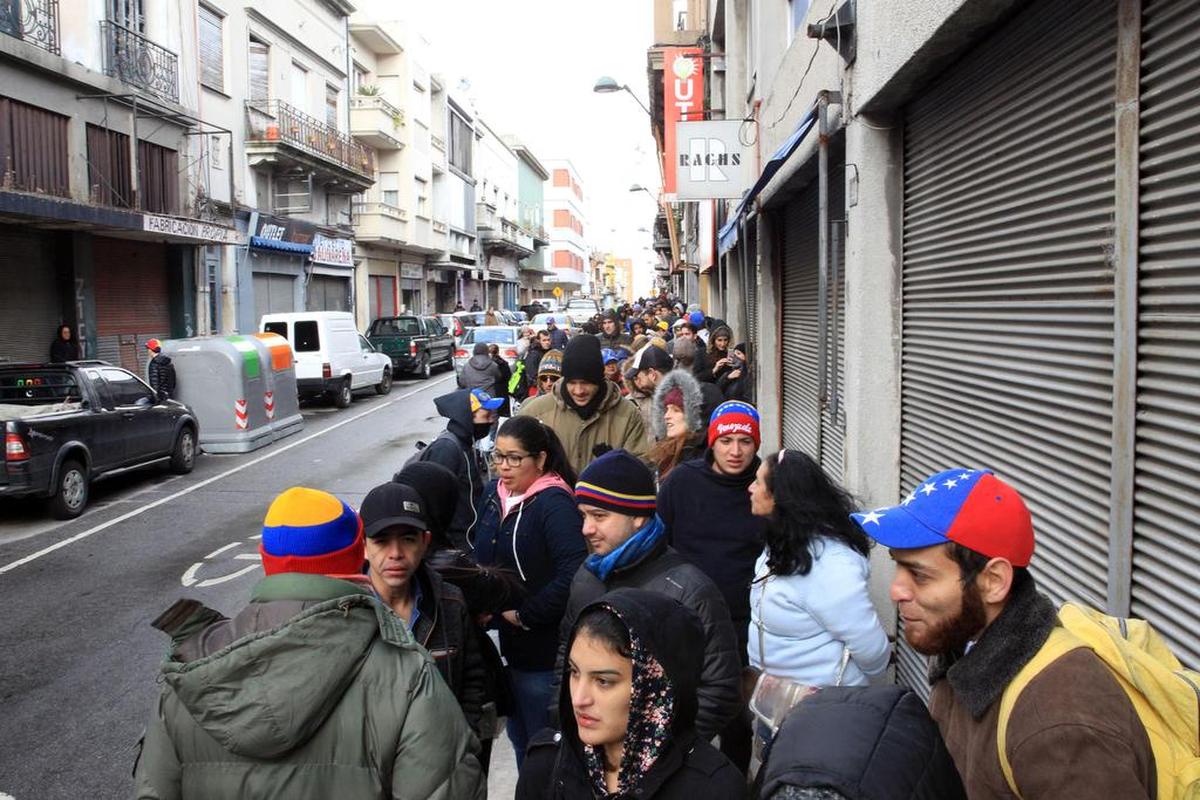 Ciudadanos venezolanos residentes en Uruguay hacen fila en la calle para votar durante la consulta popular promovida por la oposición venezolana el domingo 16 de julio de 2017, en Montevideo (Uruguay).