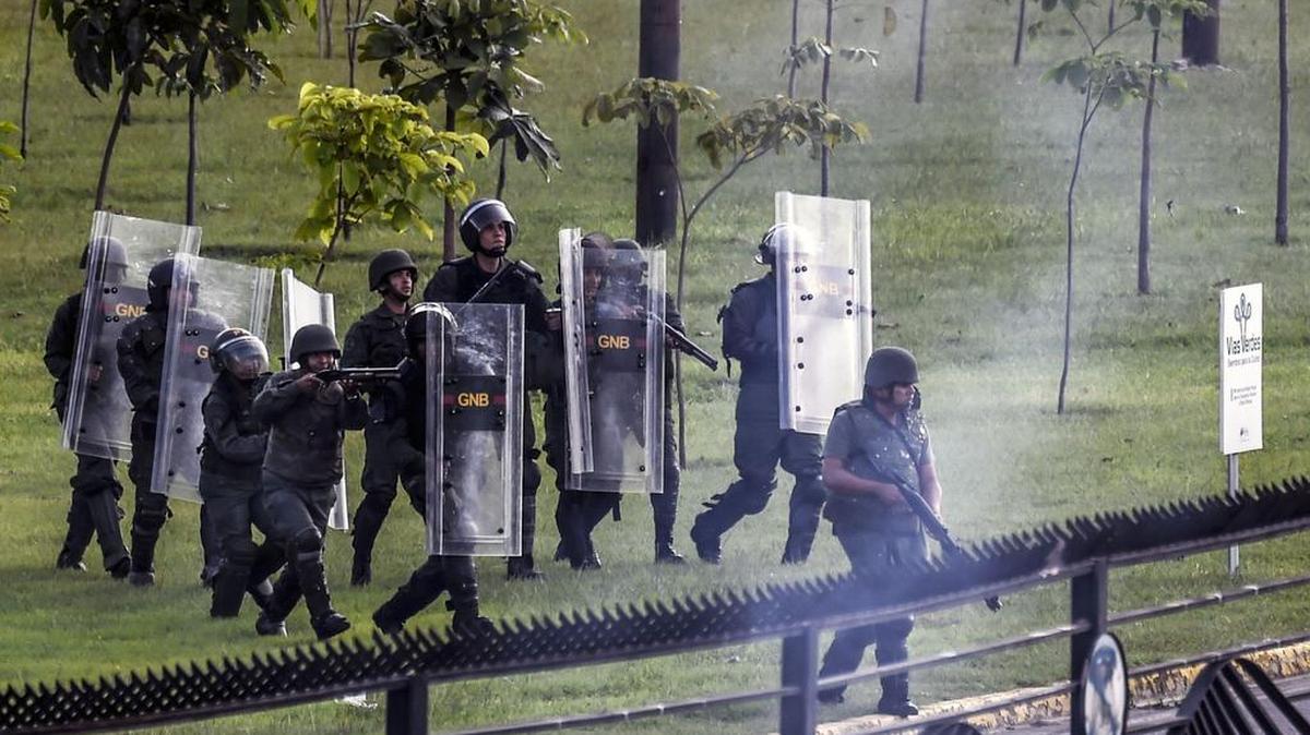 La policía antidisturbios se enfrenta con manifestantes durante una protesta contra el gobierno en Caracas, el 22 de junio de 2017.