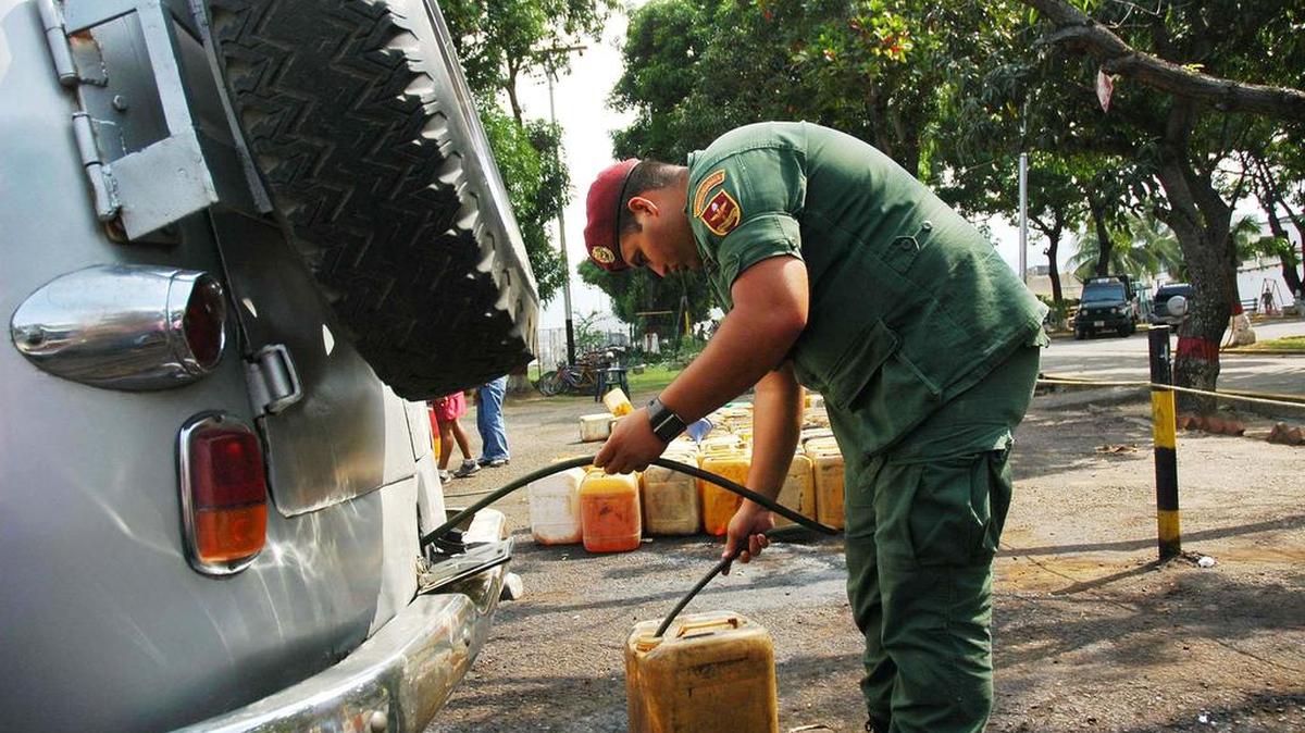 Fotografía de archivo de soldados de la Guardia Nacional de Venezuela inspeccionando vehículos que llevan gasolina de contrabando a Colombia.