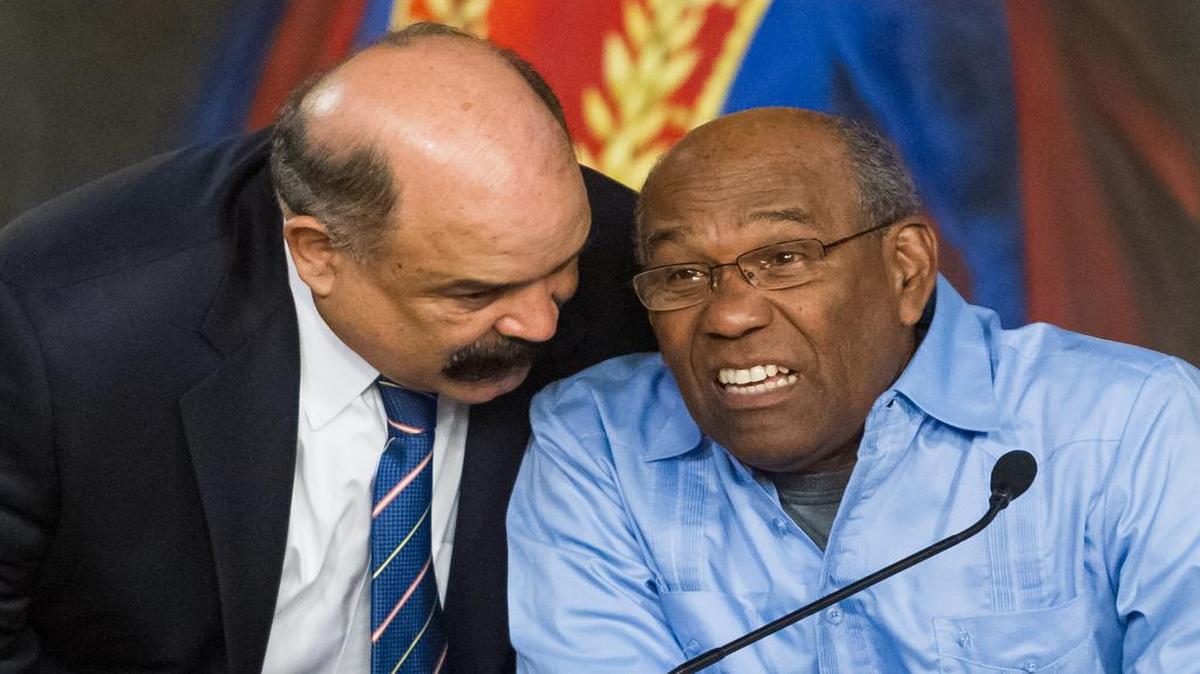 El vicepresidente de Venezuela Aristóbulo Istúriz (d) y el presidente del Banco Central de Venezuela (BCV) Nelson Merentes (i) sostienen una reunión con empresarios y representantes del sector productivo, el miércoles 20 de enero de 2016, en la ciudad de Caracas (Venezuela).