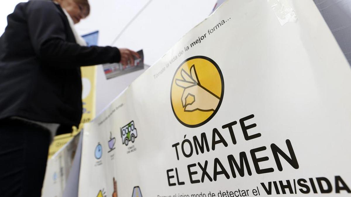 En la actualidad, activistas y médicos especialistas libran una dura batalla, pues aseguran que el Gobierno de Nicolás Maduro promete la llegada de un tratamiento que nunca llega, mientras los portadores del virus ven pasar el tiempo sin consumir los antirretrovirales y ven asimismo empeorar sus condiciones de salud.