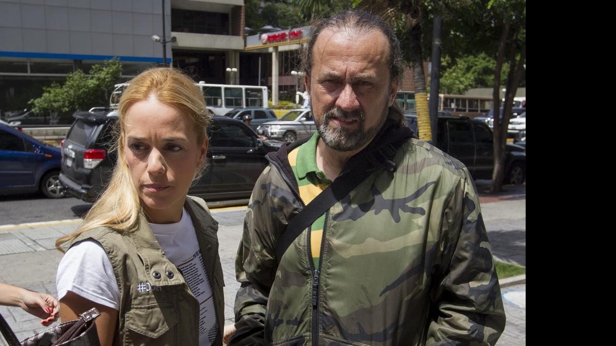 
Lilian Tintori (i), esposa del dirigente opositor venezolano que se encuentra preso, Leopoldo Lopez, y un líder opositor Jhony Bolívar, visitan la oficina de la ONU hoy, martes 7 de julio del 2015, en la ciudad de Caracas (Venezuela). Tintori dijo hoy que espera que el Comité de Derechos Humanos de la ONU certifique "la descarada mentira" del Gobierno del presidente Nicolás Maduro sobre que respeta esos derechos.
