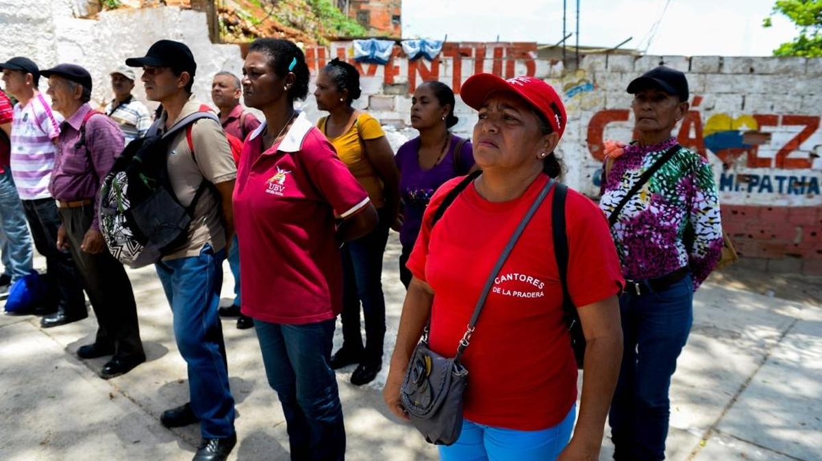 La gente recibe instrucciones militares para los ejercicios que serán conducidos en los próximos días.