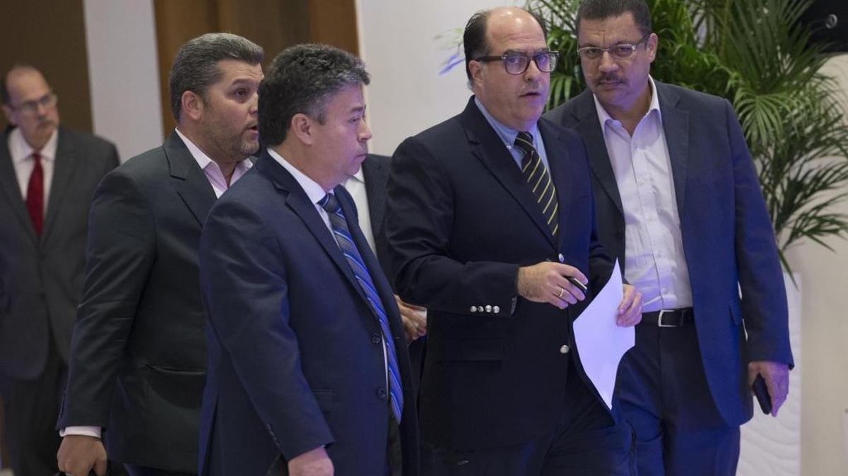 El diputado venezolano Julio Borges, acompañado por varios líderes opositores, participan en la reunión entre representantes del gobierno y la oposición de Venezuela el sábado 13 de enero de 2018, en la sede del ministerio dominicano de Exteriores, en Santo Domingo (República Dominicana).