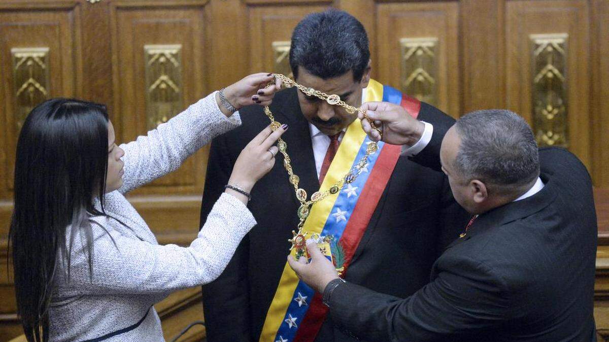 
María Gabriela Chávez, hija de Hugo Chávez, y Diosdado Cabello (der), presidente de la Asamblea Nacional, durante la ceremonia de toma de posesión del mandatario venezolano Nicolás Maduro el 19 de abril del 2013. 
