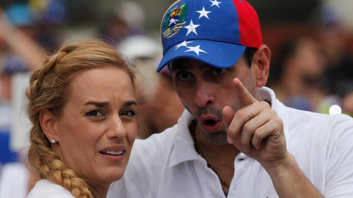 Lilian Tintori, esposa del opositor encarcelado Leopoldo López, con el líder opositor Henrique Capriles, en Caracas, Venezuela, el 6 de mayo.