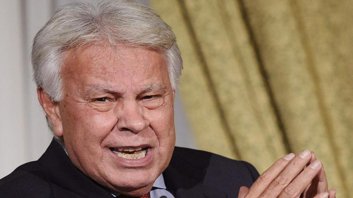 
Fotografía de archivo fechada el 29 de enero de 2015 que muestra al ex presidente del Gobierno español Felipe González mientras se dirige a los asistentes en el acto de entrega del premio “Manuel Clavero”, en Sevilla, España.

