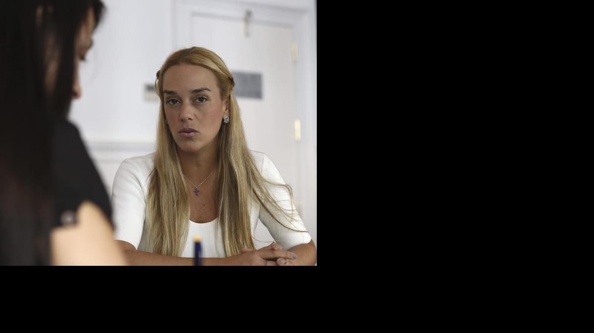 
 La esposa del líder opositor venezolano Leopoldo López, Lilian Tintori, durante la entrevista que ha ofrecido a EFE en la que ha asegurado que "hay una militarización de la justicia en Venezuela" que se pone de manifiesto en que "no se haya acatado" la petición de la ONU de liberar a su marido. EFE/Sergio Barrenechea
