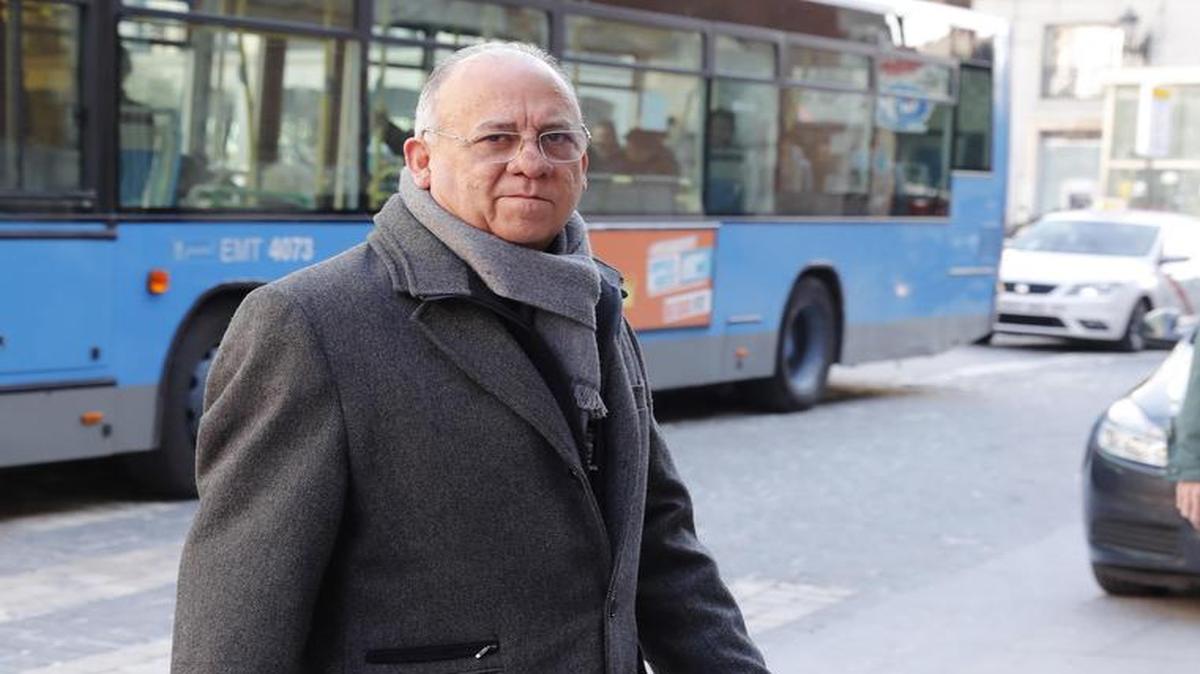 El embajador de Venezuela en España, Mario Isea, a su llegada al Palacio de Santa Cruz, sede del Ministerio de Exteriores, donde ha sido convocado con motivo de las palabras que el presidente venezolano, Nicolás Maduro, dirigió el jueves al jefe del Ejecutivo, Mariano Rajoy, al que llamó "bandido" y "protector de delincuentes y asesinos".