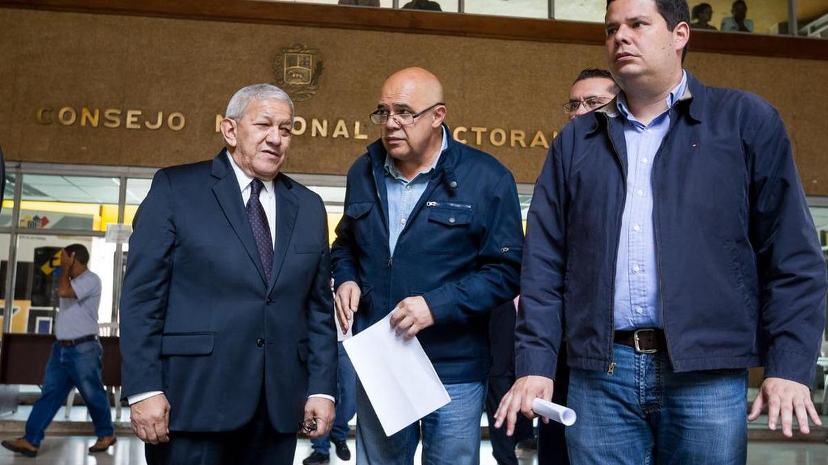 El secretario general de la coalición opositora Mesa de la Unidad Democrática (MUD), Jesús Torrealba (c), junto a miembros de la organización, a la entrada del Consejo Nacional Electoral el 28 de junio de 2016, en la ciudad de Caracas (Venezuela).