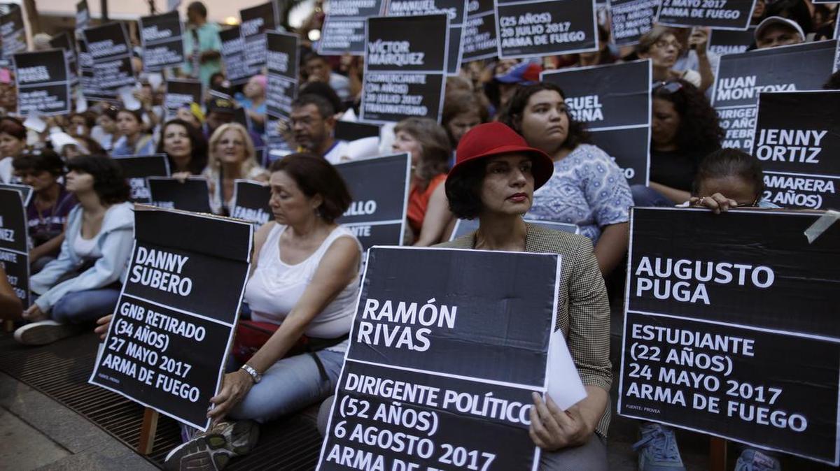 Un grupo de personas muestra los nombres de las personas muertas durante las protestas contra el gobierno de Nicolás Maduro en Venezuela, durante una manifestación en Caracas el 30 de agosto del 2017.