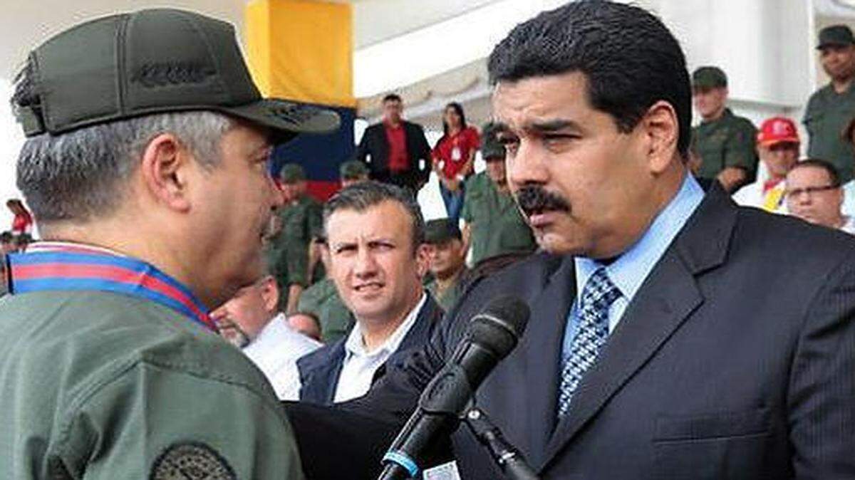 
El mayor general Giuseppe Ángelo Yoffreda Yorio, izquierda, señalado como presunto responsable de actos de corrupción, con el gobernante Nicolás Maduro en una fotografía de archivo.
