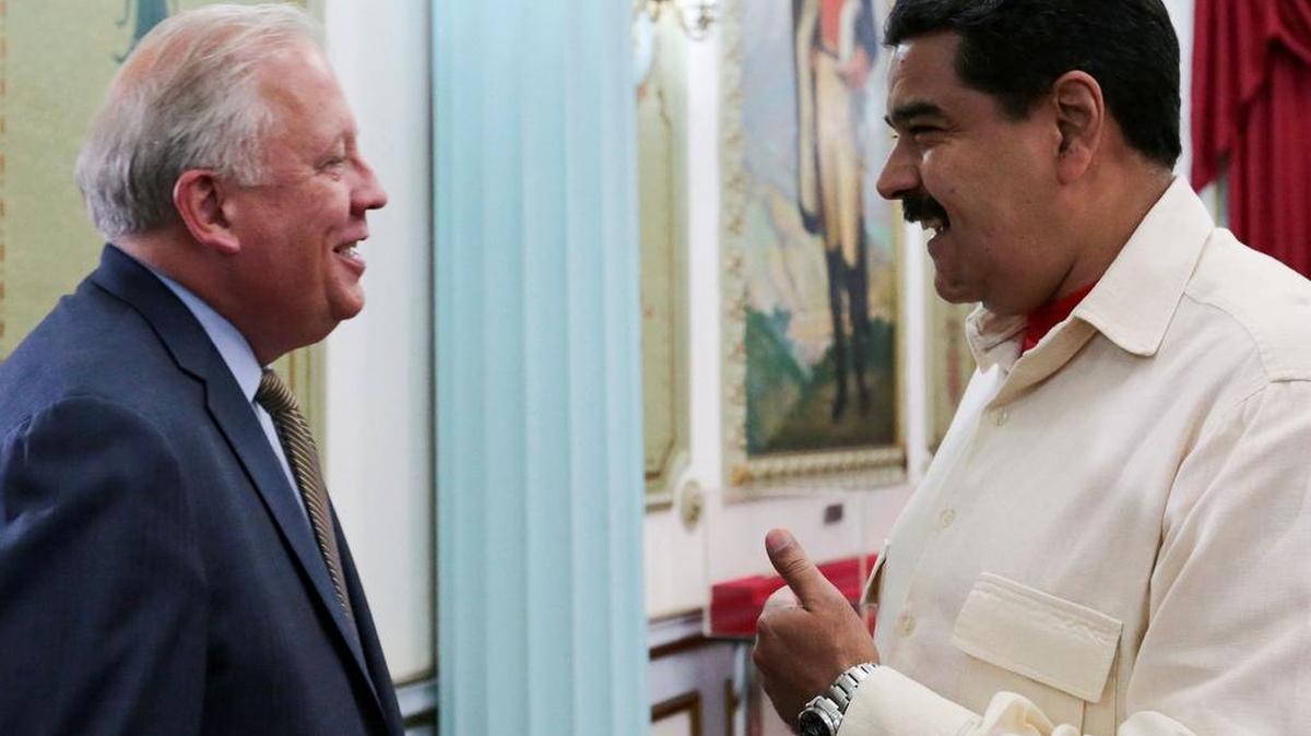 El gobernante venezolano Nicolás Maduro conversa con el subsecretario de Estado Thomas Shannon, el lunes en Caracas.