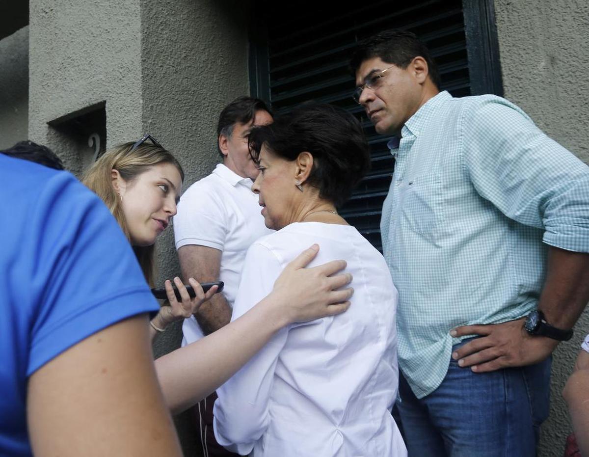 La madre de la líder de la oposición, Leopoldo López, habla con los medios de comunicación a su llegada a la casa de su hijo en Caracas, Venezuela, el sábado 8 de julio de 2017.